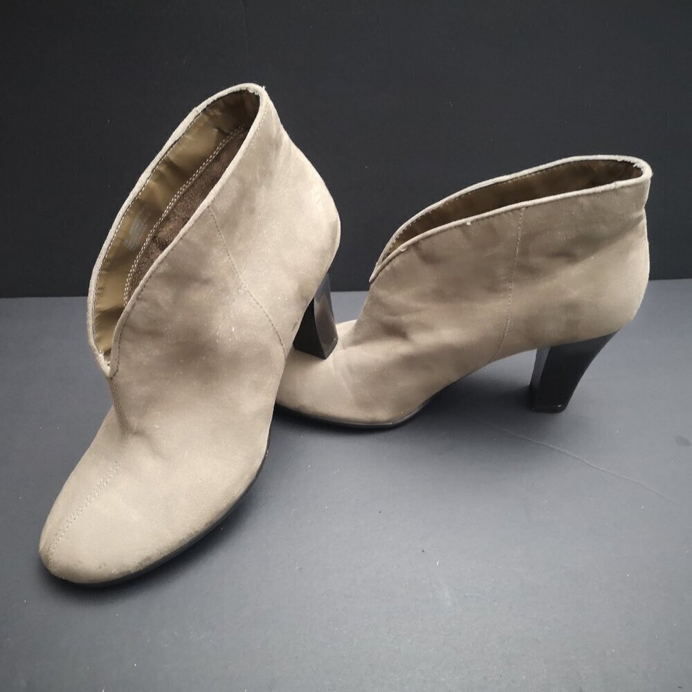Aerosoles Winterstrole Ladies Size 7M Tan w/ Black Heels & Soles Heeled Booties